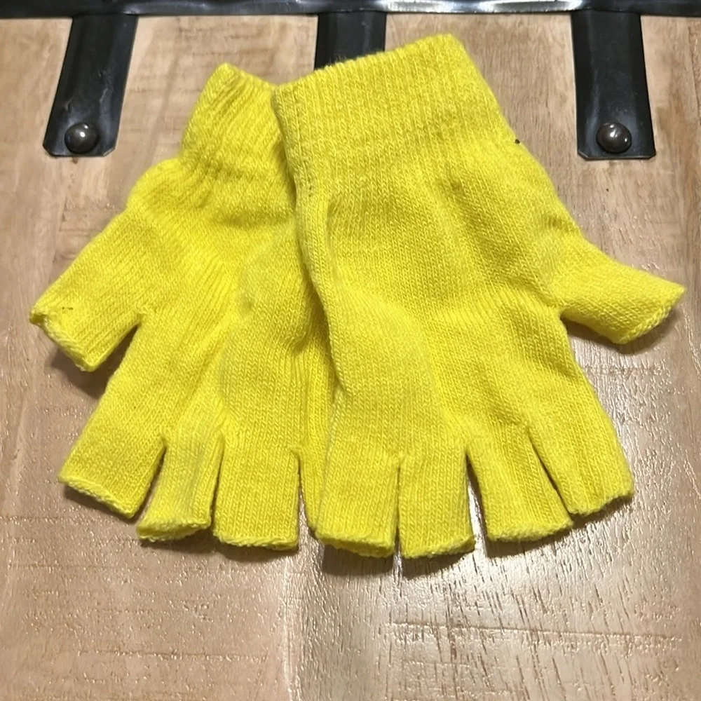 6 pairs of women’s fingerfree gloves/mittens